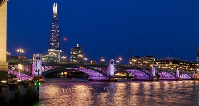 Signify, Sinari Empat Jembatan di London