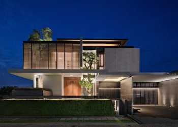 The Tropical Modern House, by Licht Architects