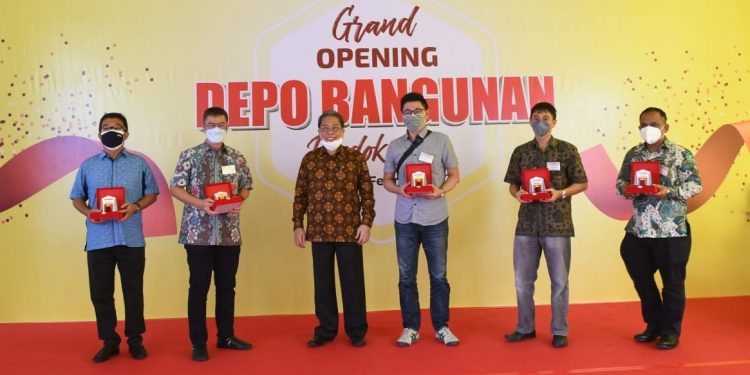 Depo Bangunan Buka Gerai di Pondok Gede, Bekasi.