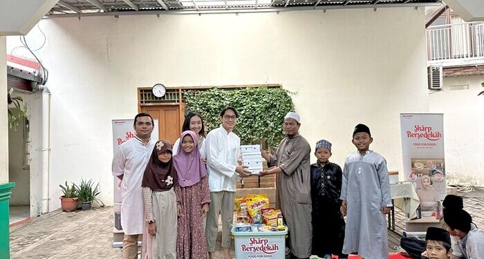 Perwakilan Sharp Menyerahkan Bantuan Berupa Dana, Makanan Dan Minuma Kepada Pansti Asuhan Muslimin Putra Mulia