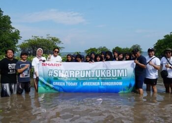Sharp Indonesia Tanam Pohon Mangrove di Pulau Tunda
