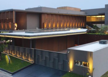 Kanopi Horisontal dalam Hunian Tropis Kontemporer