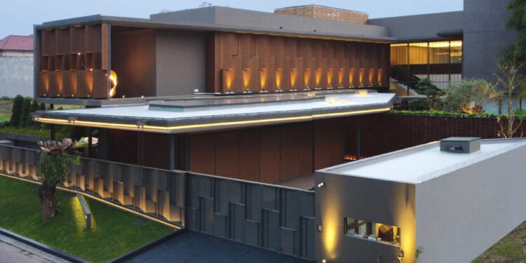 Kanopi Horisontal dalam Hunian Tropis Kontemporer