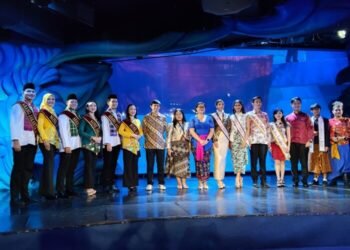 Jakarta Aquarium dan Safari Adakan Pengibaran Bendera di Dalam Air