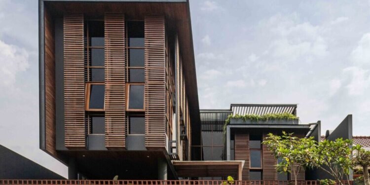 Merangkai Transparansi dan Privasi dalam Fasad Rumah