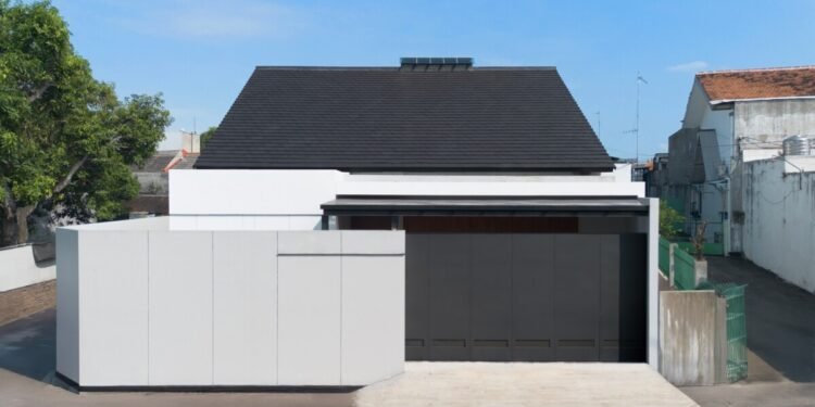 Jawaban dari Sebuah Dilema: Flow House, Clean and Elegant Modern House