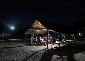 Signify menjangkau masyarakat pulau Buru melalui inisiatif Kampung Terang Hemat Energi