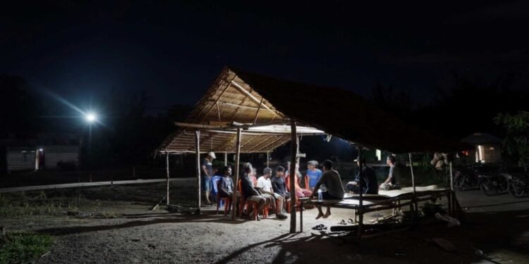 Signify menjangkau masyarakat pulau Buru melalui inisiatif Kampung Terang Hemat Energi