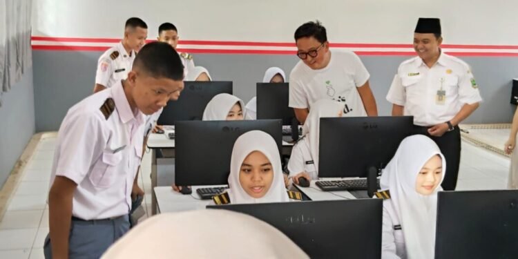LG Loves School Bawa Teknologi ke SMKN 2 Tangerang Selatan