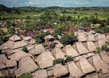 Desa Adat Sade, Lombok Terbakar.