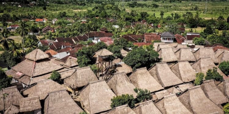 Desa Adat Sade, Lombok Terbakar.